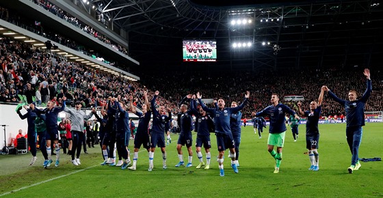 Sloventí fotbalisté se radují z vítzství ve vypjatém utkání evropské...