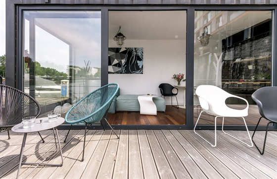 Moderní obývací prostor, designov vybavený studiem Punto Design, definuje...