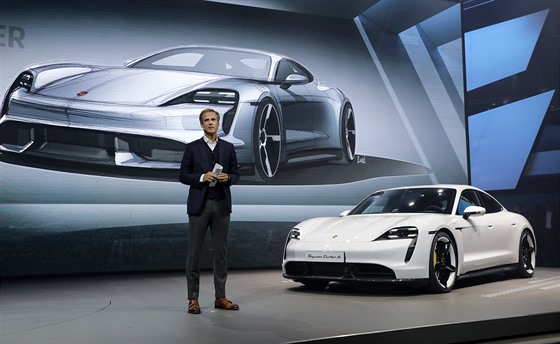 Michael Mauer na představení nového Porsche Taycan Turbo