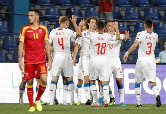 DÍLO DOKONÁNO. etí fotbalisté se radují ze tetího gólu do kosovské sít, o...