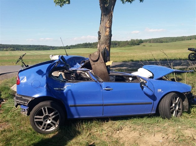 U obce Dobev na Písecku narazilo auto do stromu, idi zemel (15. záí 2019)