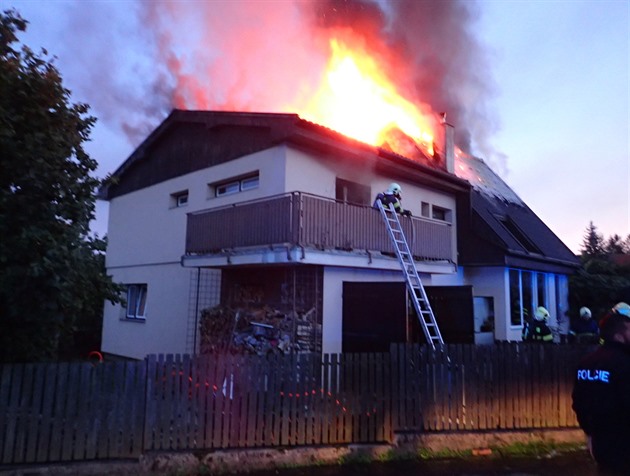 Poár dvoupodlaního rodinného domu v obci Voznice na Píbramsku (14. záí 2019)