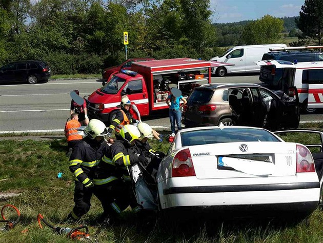 Po sráce Volkswagenu Passat a Volkswagenu Tiguan u Týnika zemel jeden...