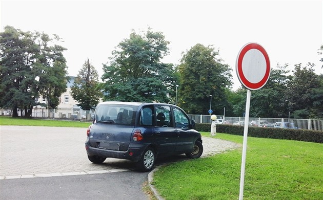 idi zaparkoval na heliportu pardubické nemocnice.