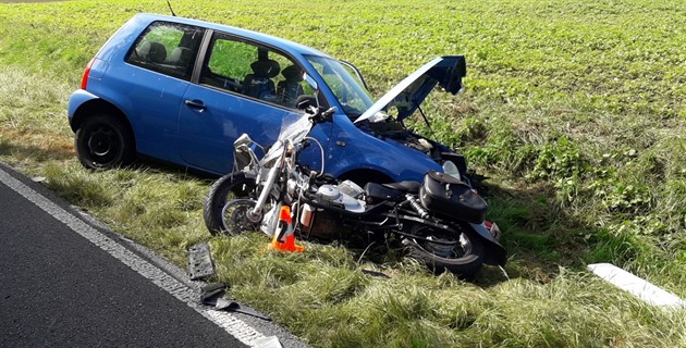Po nehod osobního vozidla s motorkou na Domalicku skonilo v nemocnicích est...