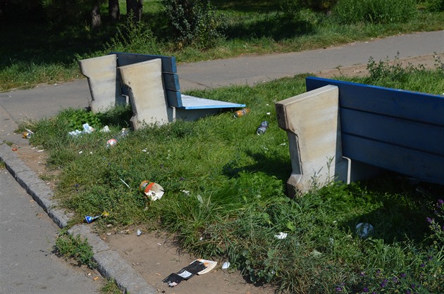 Bohužel ani Letňanům se nevyhýbají vandalové, a tak člověka „potkal“ hned po ránu nevábný pohled.