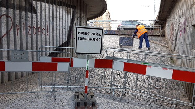 Oprava chodníku u metra Vltavská.