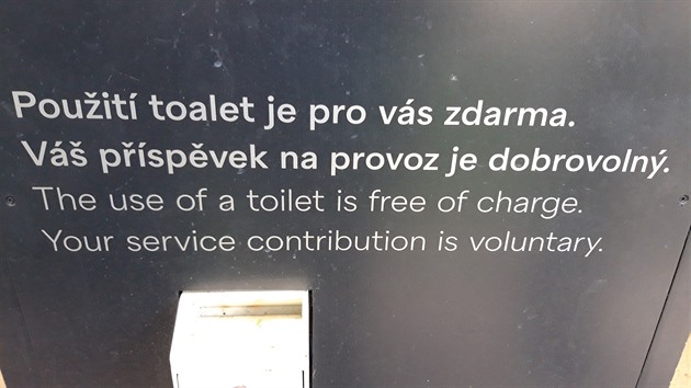 WC v Letenských sadech je zdarma. Bankomatu není třeba používat.