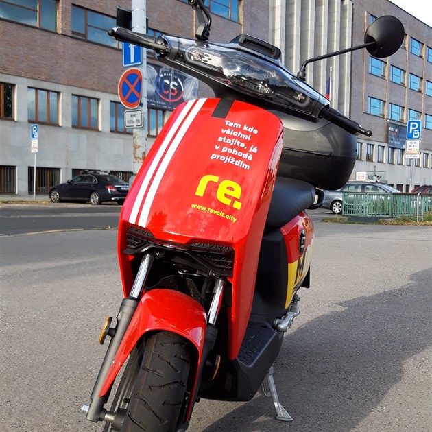 V Praze si lze půjčit skútr. Službu nabízí více firem. Jeden takový jsem viděl dnes v Kostelní ulici na Letné v sousedství budov Národního technického muzea a Zemědělského muzea.