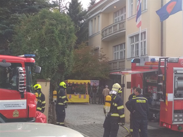 Dobrý den,
zasílám Vám fotku k otištění ze zásahu 6 pražských hasičských vozidel u rezidence Thajského království, kde hasiči zasahovali v kuchyni, kde se připravovali pokrmy na čtvrteční akci „Dobrý den z Thajska“.
Na této akci návštěvníky čekal thajsk