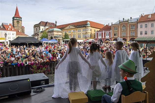 V Jiín zaal 11. záí 2019 pohádkovým prvodem 29. roník festivalu Jiín -...