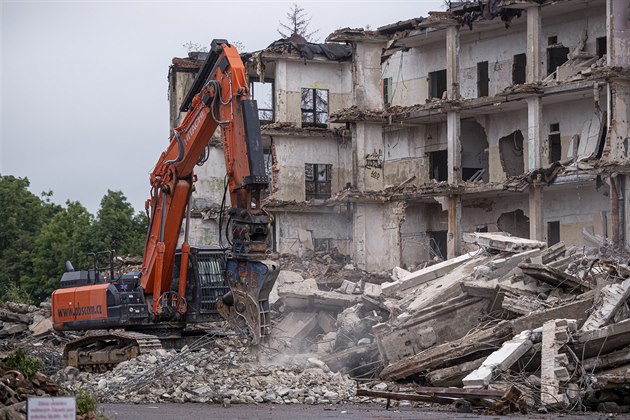 Demolice bývalé ubytovny pro sovtské vojáky v areálu kasáren v Rokytnici v...