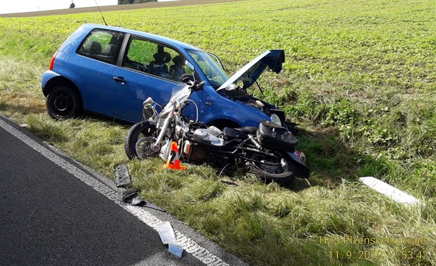 Po nehod osobního vozidla s motorkou na Domalicku skonilo v nemocnicích est...