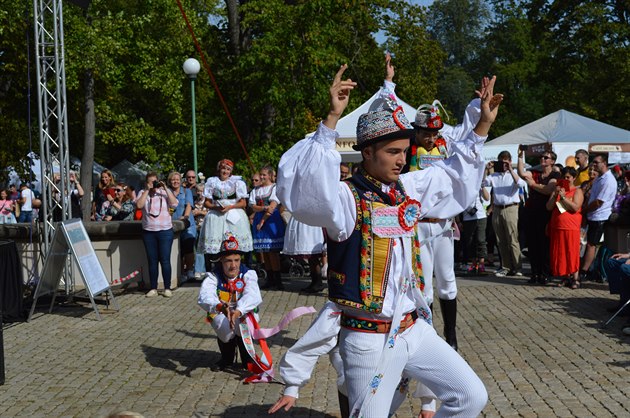 Ji tradiní vinobraní na Praském hrad v sobotu i v nedli nabídlo návtvníkm nejen kvalitní vína, burák a ocenné eské potraviny, ale i bohatý kulturní program. Na pódiu se pedstavily také moravské folklorní soubory z Kyjova a z Archlebova. Píjem