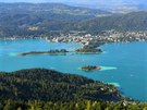 Pohled na jezero Wörthersee z rakouské rozhledny Pyramidenkogel Pohled na jezero Wörthersee z rakouské rozhledny Pyramidenkogel