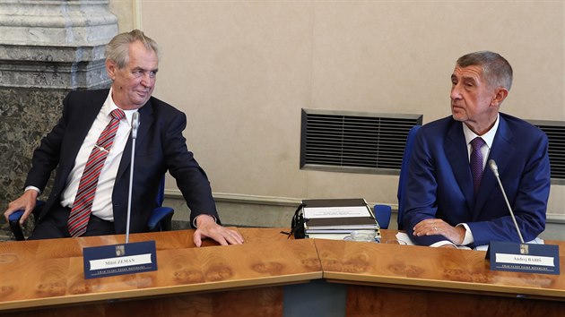 Prezident Miloš Zeman (vlevo) přišel na jednání vlády o státním rozpočtu.... Prezident Miloš Zeman (vlevo) přišel na jednání vlády o státním rozpočtu....