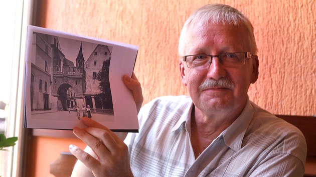Bývalý kastelán zámku Kynžvart Miloš Říha ovládá umění čtení ve švabachu. Díky... Bývalý kastelán zámku Kynžvart Miloš Říha ovládá umění čtení ve švabachu. Díky...