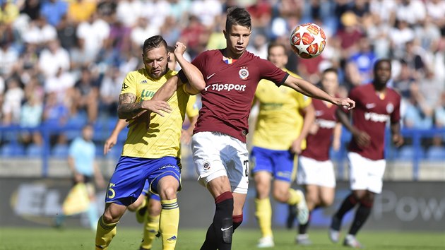 Zlínský Antonín Fantiš (vlevo) brání Adama Hložka ze Sparty. Zlínský Antonín Fantiš (vlevo) brání Adama Hložka ze Sparty.
