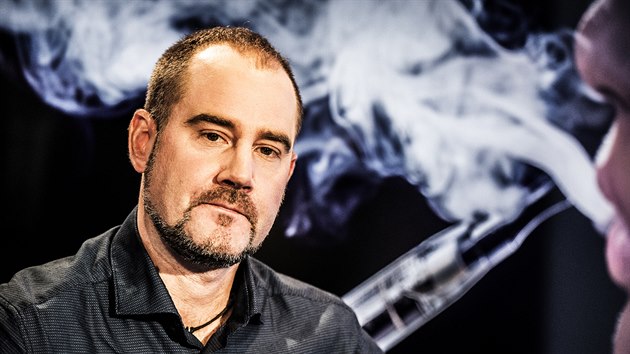 Prezident Komory elektronického kouření Robert Hrdlička v diskusním pořadu... Prezident Komory elektronického kouření Robert Hrdlička v diskusním pořadu...