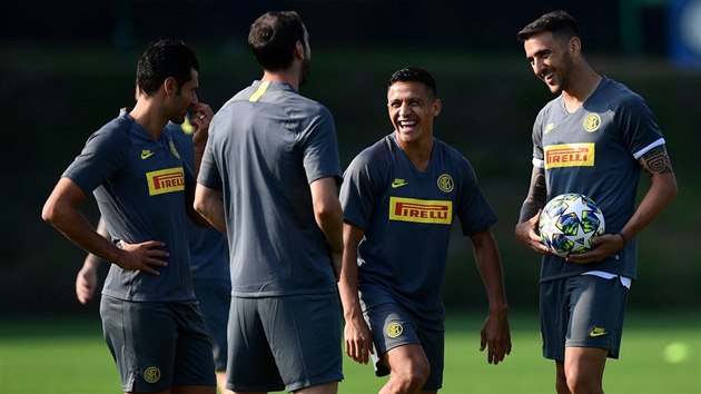 Vysmátý Alexis Sánchez (druhý zprava), jedna z největších hvězd Interu Milán,... Vysmátý Alexis Sánchez (druhý zprava), jedna z největších hvězd Interu Milán,...