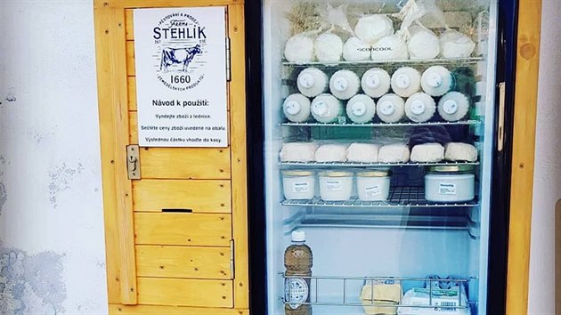 Lednice s výrobky, které si lidé mohou koupit. Nikdo nehlídá, kolik peněz... Lednice s výrobky, které si lidé mohou koupit. Nikdo nehlídá, kolik peněz...