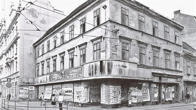 Řada domů v Plzni byla před třiceti lety v žalostném stavu. Na snímku z roku... Řada domů v Plzni byla před třiceti lety v žalostném stavu. Na snímku z roku...