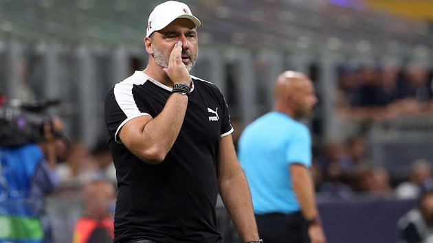 Slávistický trenér Jindřich Trpišovský udílí pokyny svým svěřencům během zápasu... Slávistický trenér Jindřich Trpišovský udílí pokyny svým svěřencům během zápasu...