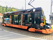 „Tisíc dětí se nedovolá,“ zní jeden z nápisů na tramvaji. Další zní jednoduše:...