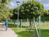 Obyvatelé okolních ulic pomocí petice upozorňují na to, že plot ukrojil kus... Obyvatelé okolních ulic pomocí petice upozorňují na to, že plot ukrojil kus...