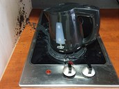 Konvice umístěná na elektrický sporák způsobila požár v hotelu na Praze 1. (15.... Konvice umístěná na elektrický sporák způsobila požár v hotelu na Praze 1. (15....