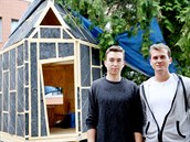 Lesní útulna ve tvaru krystalu nabídne nocleh až pro sedm lidí. Na její plášť... Lesní útulna ve tvaru krystalu nabídne nocleh až pro sedm lidí. Na její plášť...