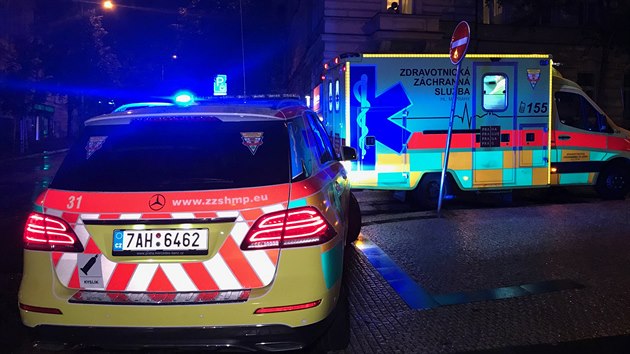 V pondl v podveer srazilo v Praze 2 osobn auto chodce. Zchrani se ho pokoueli oivovat, na mst vak zemel. (16. z 2019)