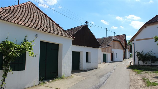 V mal obci Zellerndorf je v jedn ulice devadestka vinnch sklep.