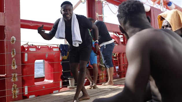 Migranti na humanitrn lodi Ocean Viking. (12. z 2019)