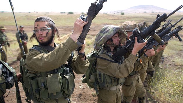 Izraelt vojci z ultraortodoxnho praporu Netzah Yehuda pi trninku na Golanskch vinch (19. kvtna 2014)
