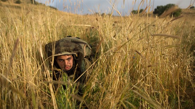 Izraelt vojci z ultraortodoxnho praporu Netzah Yehuda pi trninku na Golanskch vinch (19. kvtna 2014)