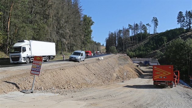 Frekventovan silnice II/602 bude  mezi Jihlavou a Velkm Beranovem  kvli stavb obchvatu v seku dlouhm 655 metr od soboty do pondl
uzavena. Tudy (snmek je z Malho Beranova) o vkendu a v pondl nebude jezdit ani mstsk hromadn doprava.