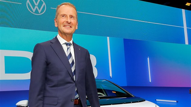 Volkswagen (na snmku generln editel Herbert Diess) na autosalonu ve Frankfurtu pedstavil svj nov vz ID.3, kter je symbolem nov ry znaky. (9. z 2019)