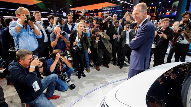 Volkswagen (na snmku generln editel Herbert Diess) na autosalonu ve Frankfurtu pedstavil svj nov vz ID.3, kter je symbolem nov ry znaky. (9. z 2019)