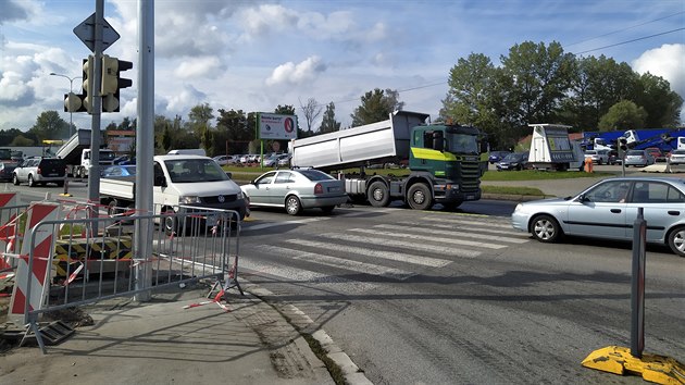 V noci z ptku na sobotu zaaly naplno prce na oprav jedn z nejrunj kiovatek v eskch Budjovicch (14. z 2019)