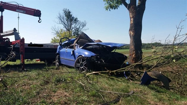 U obce Dobev na Psecku narazilo auto do stromu, idi zemel (15. z 2019)