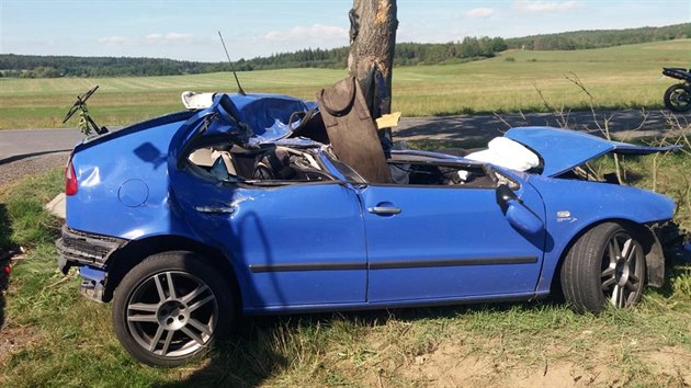U obce Dobev na Psecku narazilo auto do stromu, idi zemel (15. z 2019)