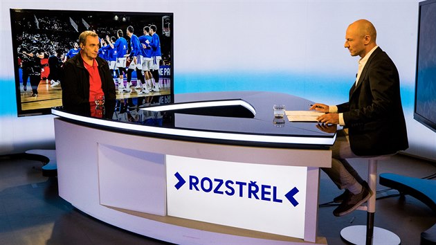 Trenr eskch basketbalist Ronen Ginzburg v diskusnm poadu Rozstel. (17. z 2019)
