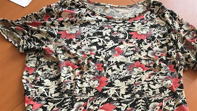 Žena měla u sebe květované triko.