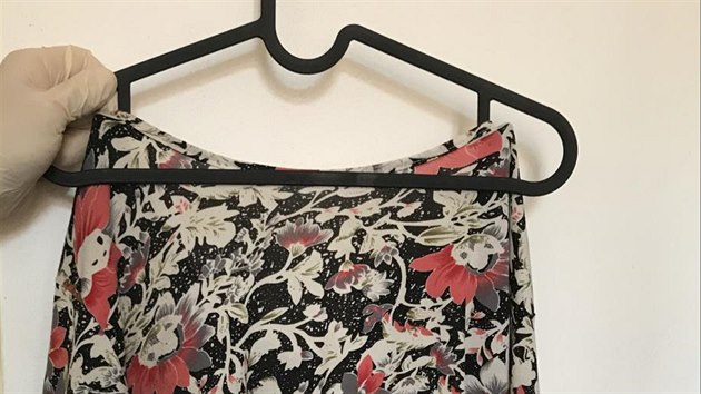 Žena měla u sebe květované triko.