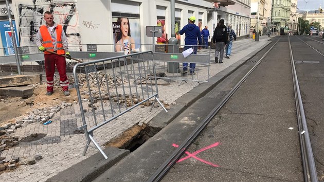 Vluku zpsobila havrie inenrskch st v ulici Blehradsk. (12. z 2019)