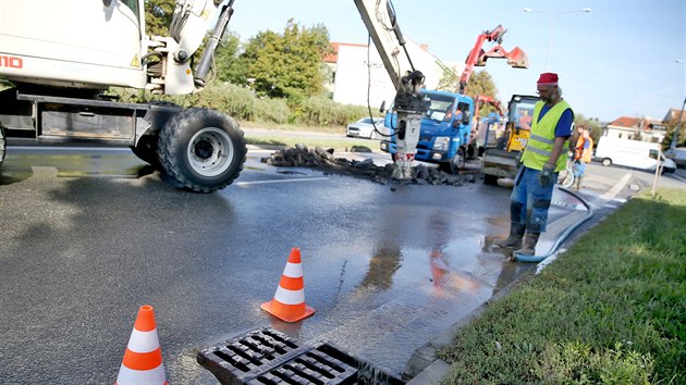 V brnnsk ulici Gajdoova v ter rno praskl vodovod, kvli emu byly uzaveny dva pruhy silnice patc do velkho mstskho okruhu.