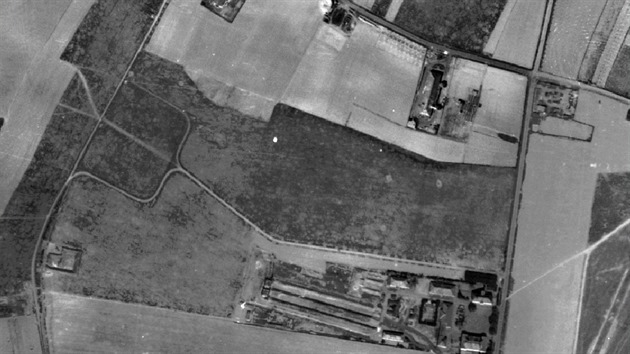 Leteck snmek zbrojnice v Hostivici z roku 1945. Ve spodn sti fotografie vidte stelnici postavenou v roce 1940.