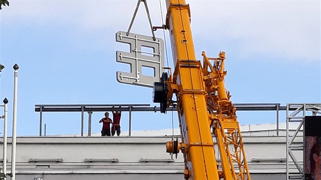 S instalac novho loga sponzora nad vstup zimnho stadionu pomhala tk technika. Z SOB Pojiovna ARENY, jej logo zdobilo stadion pesn jeden rok, je rzem enteria arena.