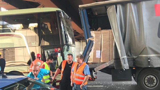 Autobus cestovn kancelře CzechSportTravel u Milna havaroval s fanouky, kteř cestovali na utkn Ligy mistrů mezi Interem a Slavi. Nikomu se nic vnho nestalo.
